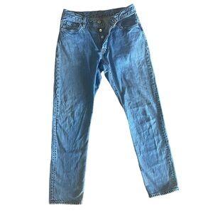 Button fly Levi’s.